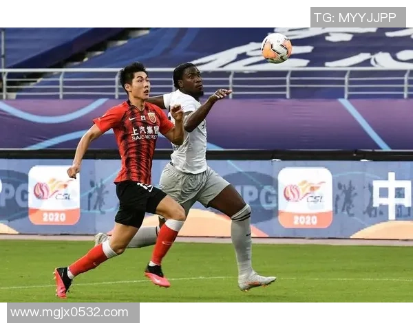 上海海港鏖战巅峰对决激烈厮杀展现中超冠军荣耀之争 上海海港鏖战巅峰对决激烈厮杀展现中超冠军荣耀之争