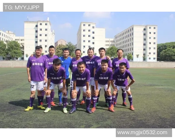 围绕一名传奇足球运动员成长奋斗历程与赛场荣耀表现的深度故事篇 围绕一名传奇足球运动员成长奋斗历程与赛场荣耀表现的深度故事篇