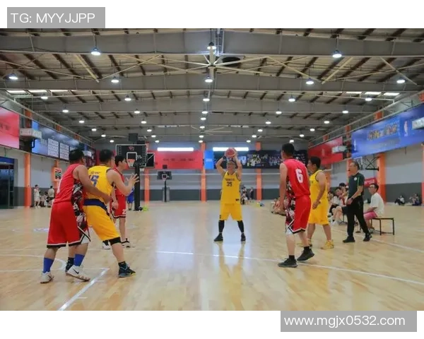 篮球运动员突破自我极限 展现球场上的荣耀与拼搏精神